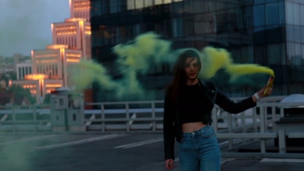 Frau Gibt Notruf Hipster Mädchen Mit Rauchbombe Junge Frau Bei — Stockvideo