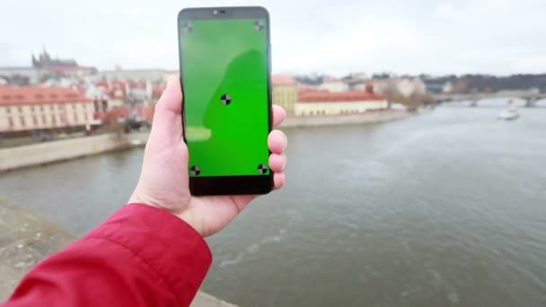 Крупный План Человека Руки Смартфоном Зеленым Экраном Фоне Улицы Города — стоковое видео
