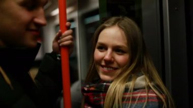 Sevimli kız Portresi, toplu taşıma, korkuluk tutar. Metro trenine binen kadın