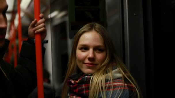 Retrato Chica Linda Sostiene Barandilla Transporte Público Mujer Montando Metro — Vídeos de Stock