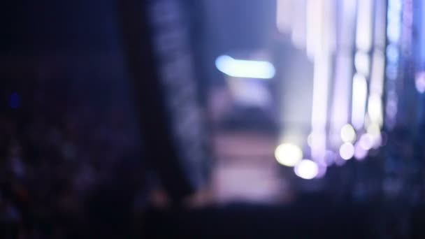 foule applaudissements scène de concert et salle de concert festival de musique foule, foule musique foule divertissement, soirée festivals style de vie foule stade, amis femme en fête danse sur les concerts 