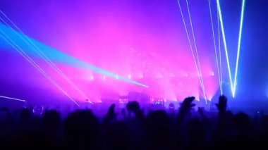 kalabalık alkış konser sahne ve konser salonu konser müzik festivali kalabalık, kalabalık müzik kalabalık eğlence, gece dışarı yaşam tarzı festivalleri stadyum kalabalık, konser parti dans arkadaşlar kadın