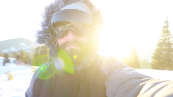 Czas Selfi Szczęśliwy Uśmiechnięty Mężczyzna Brodą Kapturze Snowboardzie Lub Kurtce — Wideo stockowe