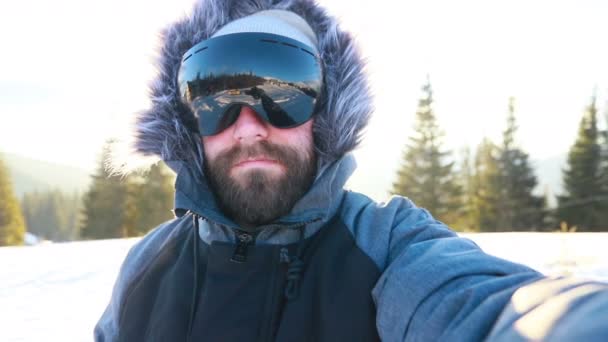 Tiempo Selfi Feliz Hombre Sonriente Con Barba Capucha Snowboard Chaqueta — Vídeos de Stock