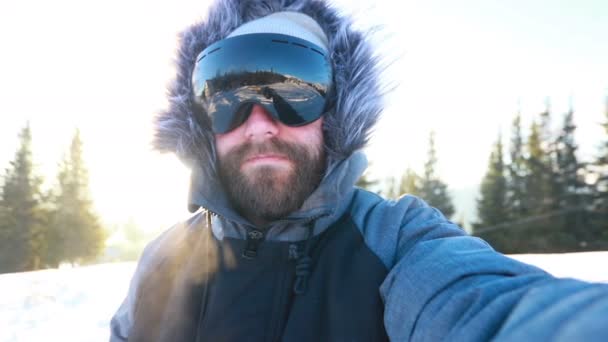 Tiempo Selfi Feliz Hombre Sonriente Con Barba Capucha Snowboard Chaqueta — Vídeo de stock