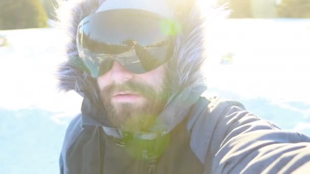 Selfi Zeit Glücklich Lächelnder Mann Mit Bart Kapuze Und Snowboard — Stockvideo