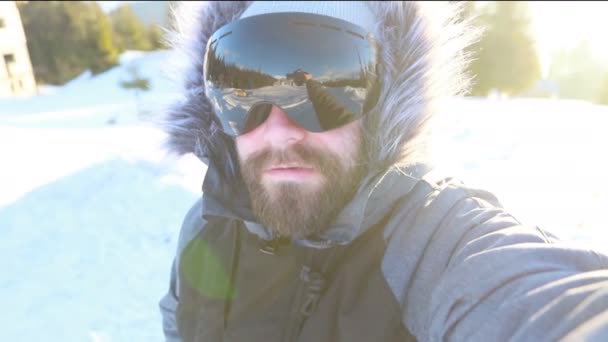 是时候了 快乐笑容的男人 头戴胡须 穿着雪板或滑雪夹克 站在斜坡上 在假期里度过一个阳光明媚的冬日 自娱自乐 轻质视频 高网络密钥 未充分配置 — 图库视频影像