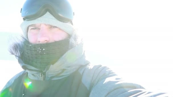 Tempo Selfi Felice Uomo Sorridente Con Barba Cappuccio Snowboard Giacca — Video Stock