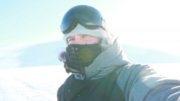 Selfi Čas Šťastný Usměvavý Muž Vousy Kapuci Snowboardem Nebo Lyžařskou — Stock video