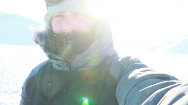 Selfi Tijd Vrolijk Lachende Man Met Baard Capuchon Snowboard Ski — Stockvideo