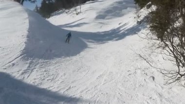 Portre yakın çekim yakışıklı adam kayak merkezinin dışında genç snowboardcu neşeli bir gülüş mavi gözler kask aktivite yaşam tarzı erkek dağları kayak yapan insanlar