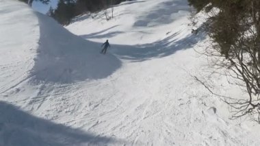 Portre yakın çekim yakışıklı adam kayak merkezinin dışında genç snowboardcu neşeli bir gülüş mavi gözler kask aktivite yaşam tarzı erkek dağları kayak yapan insanlar