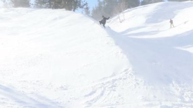 Portre yakın çekim yakışıklı adam kayak merkezinin dışında genç snowboardcu neşeli bir gülüş mavi gözler kask aktivite yaşam tarzı erkek dağları kayak yapan insanlar