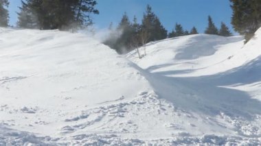 Portre yakın çekim yakışıklı adam kayak merkezinin dışında genç snowboardcu neşeli bir gülüş mavi gözler kask aktivite yaşam tarzı erkek dağları kayak yapan insanlar