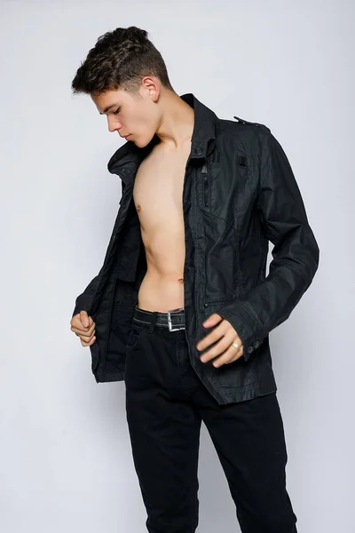 Молодой Мускулистый Человек Черной Куртке Джинсах Молодой Красивый Мужчина Кожа — стоковое фото