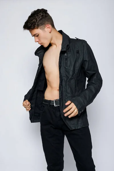 Joven Musculoso Con Chaqueta Negra Jeans Joven Guapo Hombre Cuero — Foto de Stock