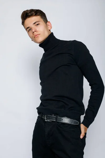 Junger Muskulöser Mann Schwarzem Shirt Und Jeans — Stockfoto