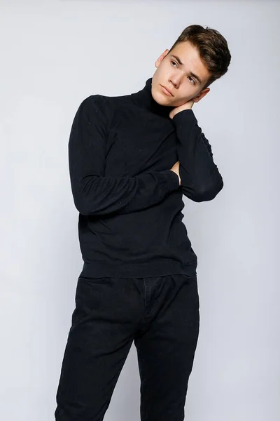 Junger Muskulöser Mann Schwarzem Shirt Und Jeans — Stockfoto
