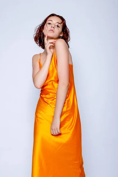 Retrato Chica Atractiva Vestido Naranja Estudio Fascinante Dama Pelirroja — Foto de Stock