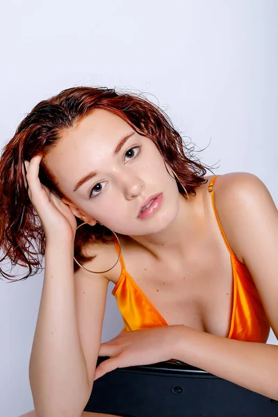 Portret Van Een Aantrekkelijk Meisje Oranje Jurk Studio Fascinerende Roodharige — Stockfoto