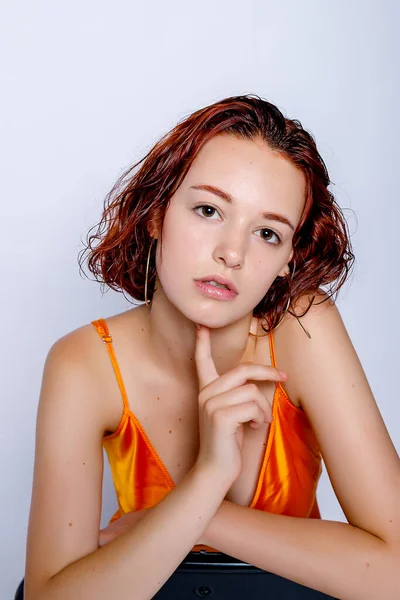 Retrato Chica Atractiva Vestido Naranja Estudio Fascinante Dama Pelirroja Primer — Foto de Stock