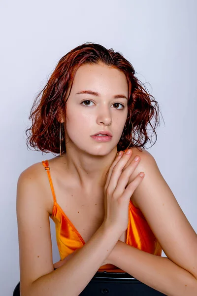 Πορτρέτο Του Ελκυστικό Κορίτσι Πορτοκαλί Φόρεμα Στο Στούντιο Συναρπαστική Κοκκινομάλλα — Φωτογραφία Αρχείου