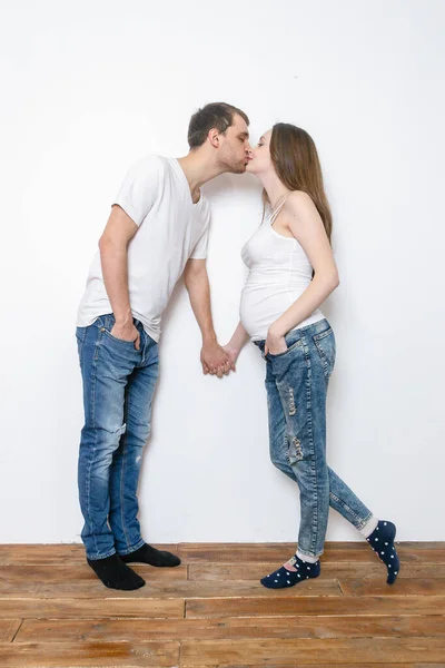 Jeune Couple Marié Embrasse Debout Près Mur Blanc Montrer Instantané — Photo