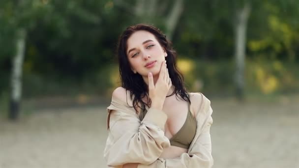 Gelukkig Blank Meisje Lachend Genietend Van Het Strand Bij Zonsondergang — Stockvideo