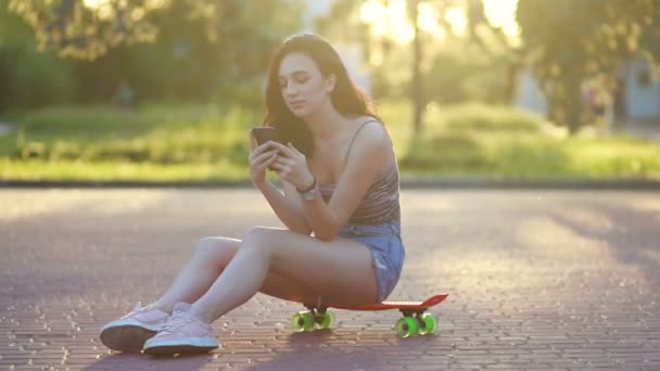 Temps Selfie Jolie Fille Assise Sur Sol Fait Des Photos — Video