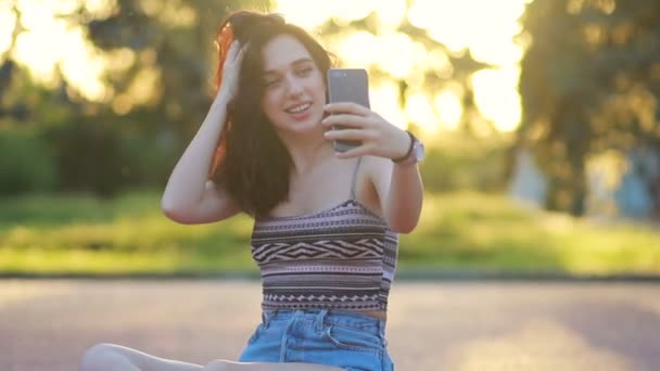 Ora Dei Selfie Ragazza Attraente Seduta Sul Pavimento Foto Selfie — Video Stock