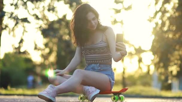 Čas Selfie Atraktivní Dívka Sedící Podlaze Dělá Selfie Fotky Svém — Stock video