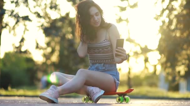 Čas Selfie Atraktivní Dívka Sedící Podlaze Dělá Selfie Fotky Svém — Stock video