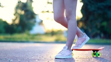 Spor, yaşam tarzı, Extreme and people konsepti, güneşli havada şehirde yollarda güzel bir kız. Günbatımında uzun bir sörf tahtasıyla gülümseyen hippi kız portresi. Yavaş çekim