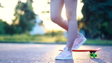 Spor, yaşam tarzı, Extreme and people konsepti, güneşli havada şehirde yollarda güzel bir kız. Günbatımında uzun bir sörf tahtasıyla gülümseyen hippi kız portresi. Yavaş çekim