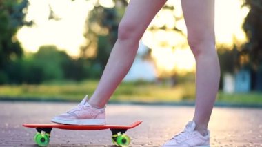 Spor, yaşam tarzı, Extreme and people konsepti, güneşli havada şehirde yollarda güzel bir kız. Günbatımında uzun bir sörf tahtasıyla gülümseyen hippi kız portresi. Yavaş çekim