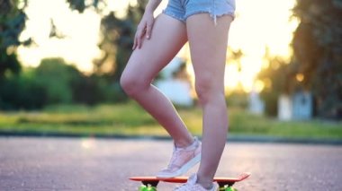 Spor, yaşam tarzı, Extreme and people konsepti, güneşli havada şehirde yollarda güzel bir kız. Günbatımında uzun bir sörf tahtasıyla gülümseyen hippi kız portresi. Yavaş çekim