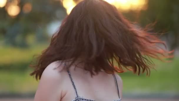 Une Jolie Fille Aux Magnifiques Cheveux Bouclés Tord Tête Ses — Video