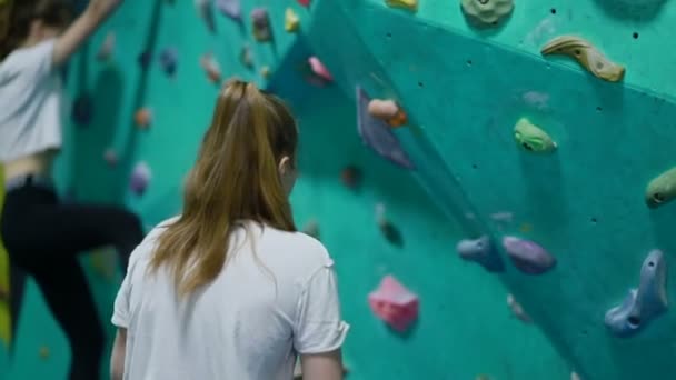 フィットネス 極端なスポーツ ボルダリング 人々の概念 屋内クライミングセンターで白人女性ボルダリング 屋内クライミングジムでロッククライミングを練習熱狂的な登山家 Uhd — ストック動画