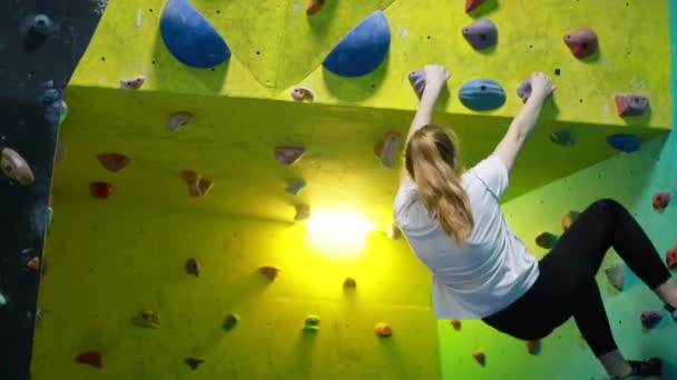 极限运动 人与健康的生活方式概念 年轻女子在室内攀爬体育馆的运动 — 图库视频影像