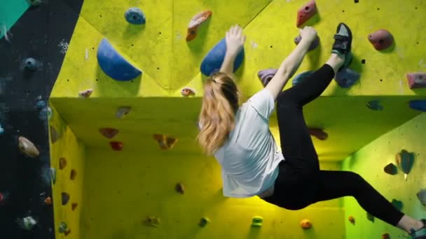 Fitness Extremsport Bouldern Menschen Und Gesundes Lifestylekonzept Junge Frau Turnt — Stockvideo