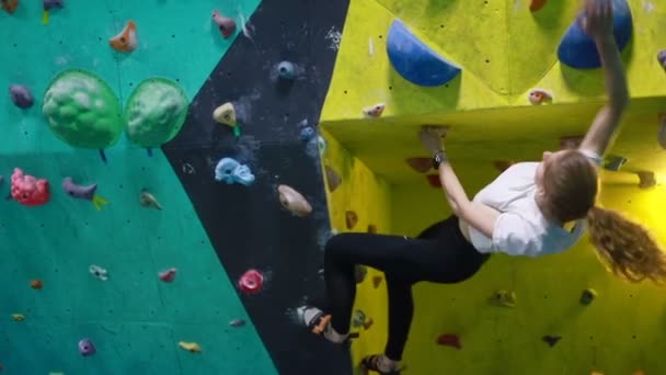Fitness Extremsport Bouldern Menschen Und Gesundes Lifestylekonzept Junge Frau Turnt — Stockvideo