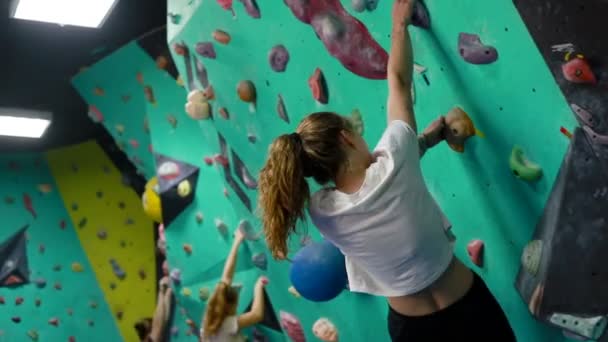 极限运动 人与健康的生活方式概念 年轻女子在室内攀爬体育馆的运动 — 图库视频影像