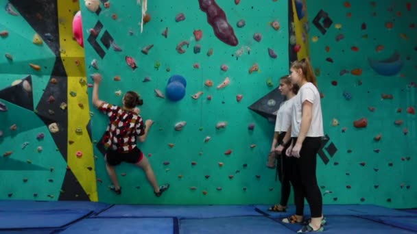 极限运动 人和健康的生活方式的概念 年轻女子在室内攀爬体操墙运动 三个女朋友在练习攀爬后互相击掌 — 图库视频影像