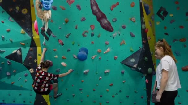Fitness Extremsport Bouldern Menschen Und Ein Gesundes Lebensstil Konzept Junge — Stockvideo