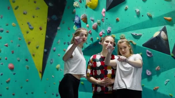 Fitness Extremsport Bouldern Menschen Und Gesundes Lebensstilkonzept Drei Mädchen Diskutieren — Stockvideo