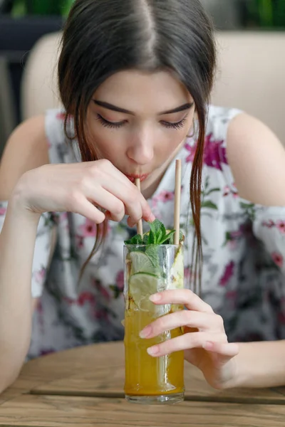 Cerca Mujer Joven Alegre Vestido Felizmente Mirando Cámara Con Grandes — Foto de Stock