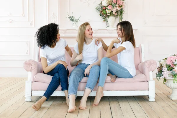 Freundschafts Und Glückskonzept Drei Freundinnen Unterhalten Sich Hause Drei Fröhliche — Stockfoto