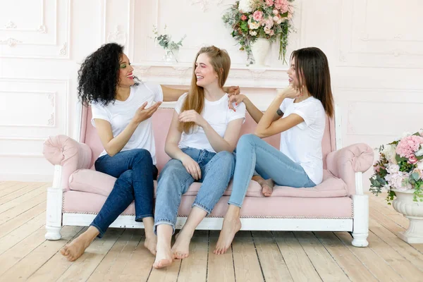 Freundschafts Und Glückskonzept Drei Freundinnen Unterhalten Sich Hause Drei Fröhliche — Stockfoto