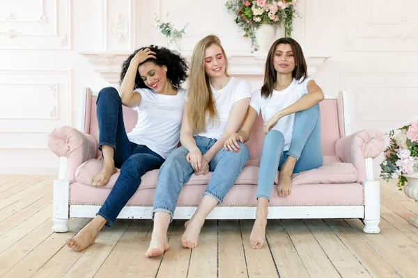 Концепція Дружби Щастя Три Подружки Розмовляють Удома Три Щасливі Смішні — стокове фото