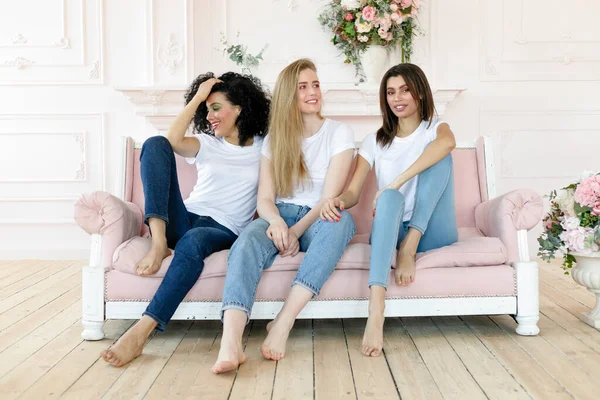 Vänskap Och Lycka Koncept Tre Flickvänner Som Har Ett Samtal — Stockfoto